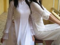 白いアオザイを着たベトナム人女性学生